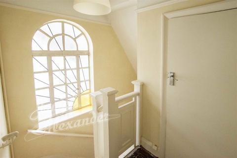 17 Christian Fields, London, SW16 3JY