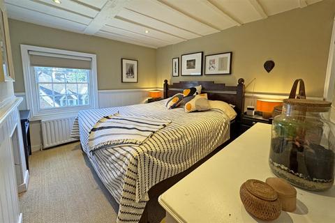 19 Brighton Road, Godalming, GU7 1NT