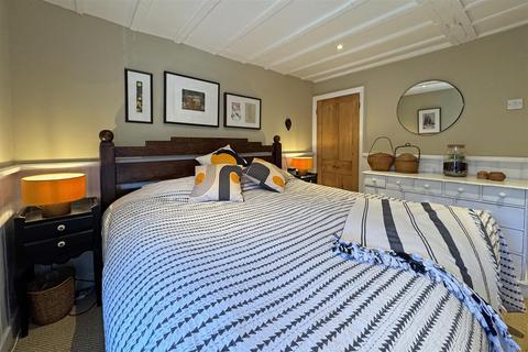 19 Brighton Road, Godalming, GU7 1NT
