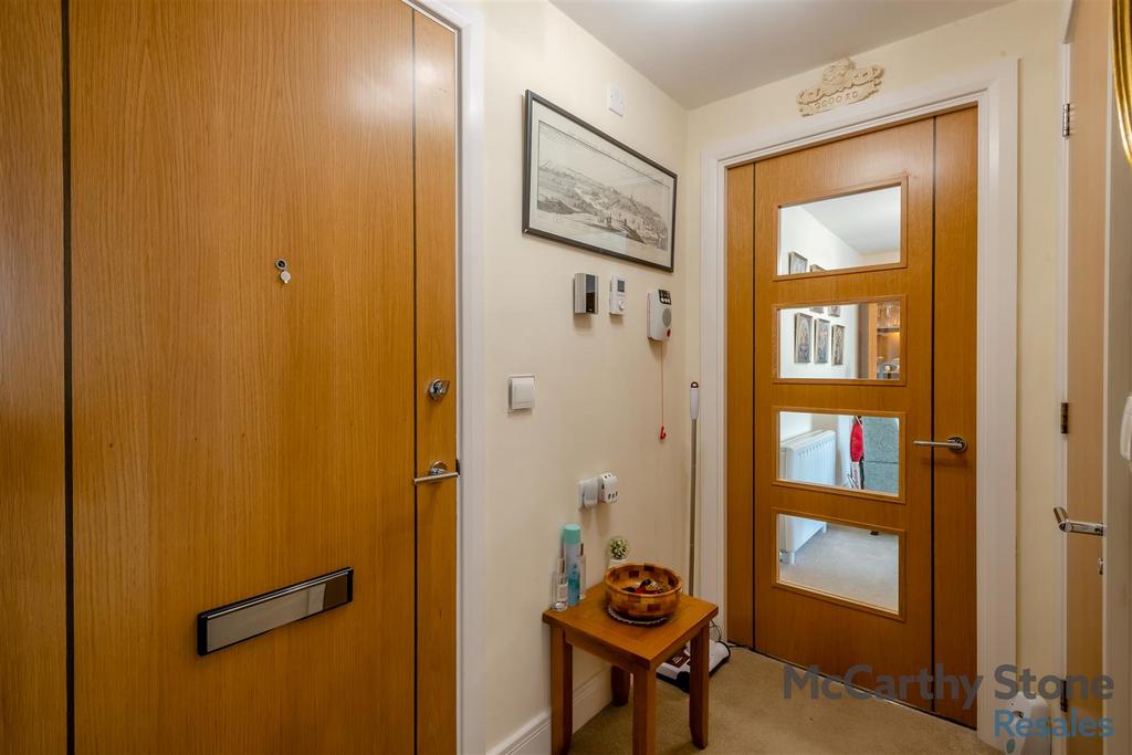 8639380-interior10.jpg