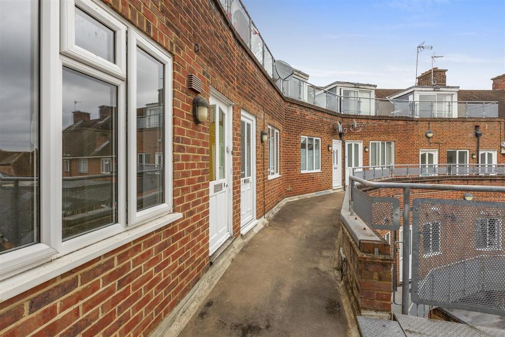 6 Kings Court, Easton Street, HP11 1 NA-12.jpg