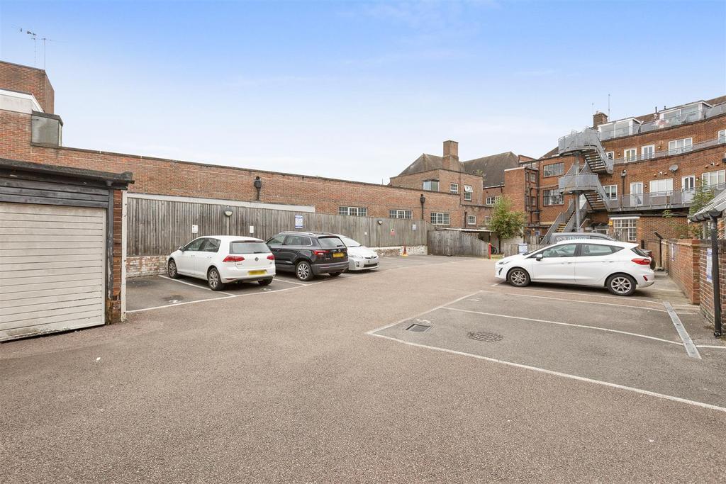 6 Kings Court, Easton Street, HP11 1 NA-14.jpg