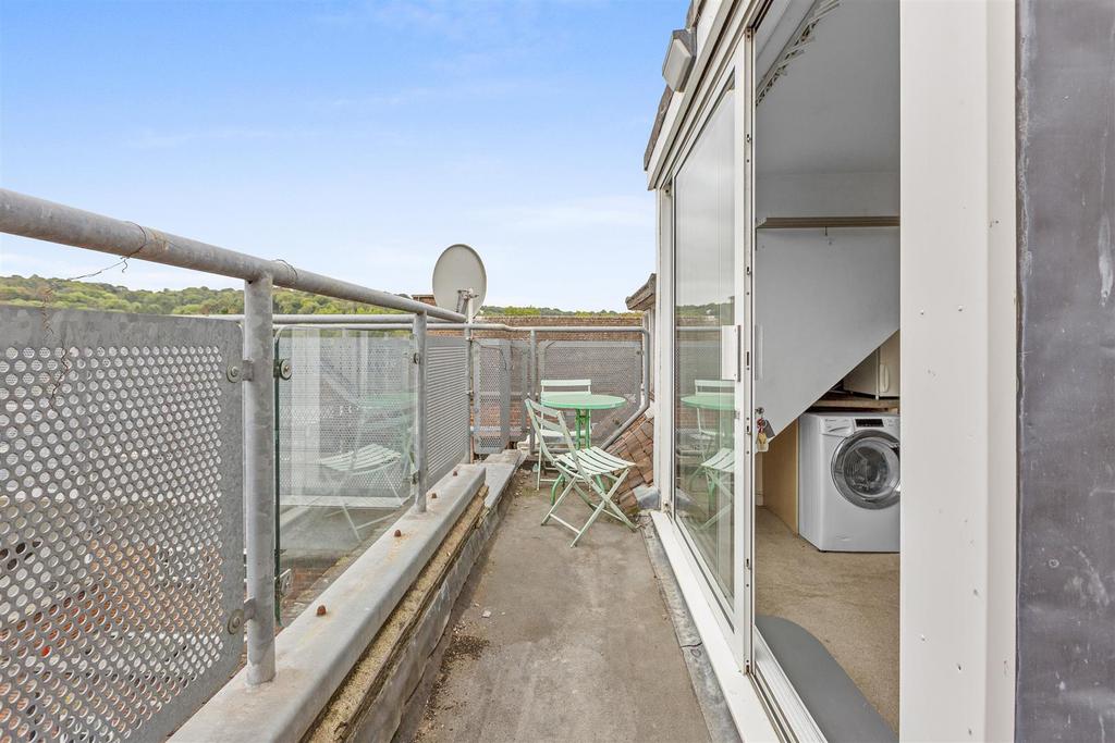 6 Kings Court, Easton Street, HP11 1 NA-9.jpg