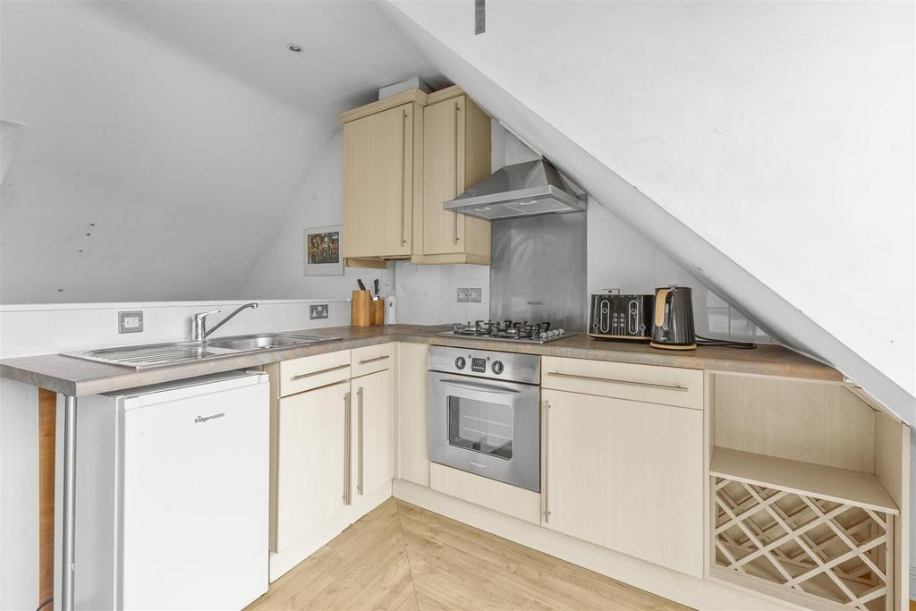 6 Kings Court, Easton Street, HP11 1 NA-7.jpg