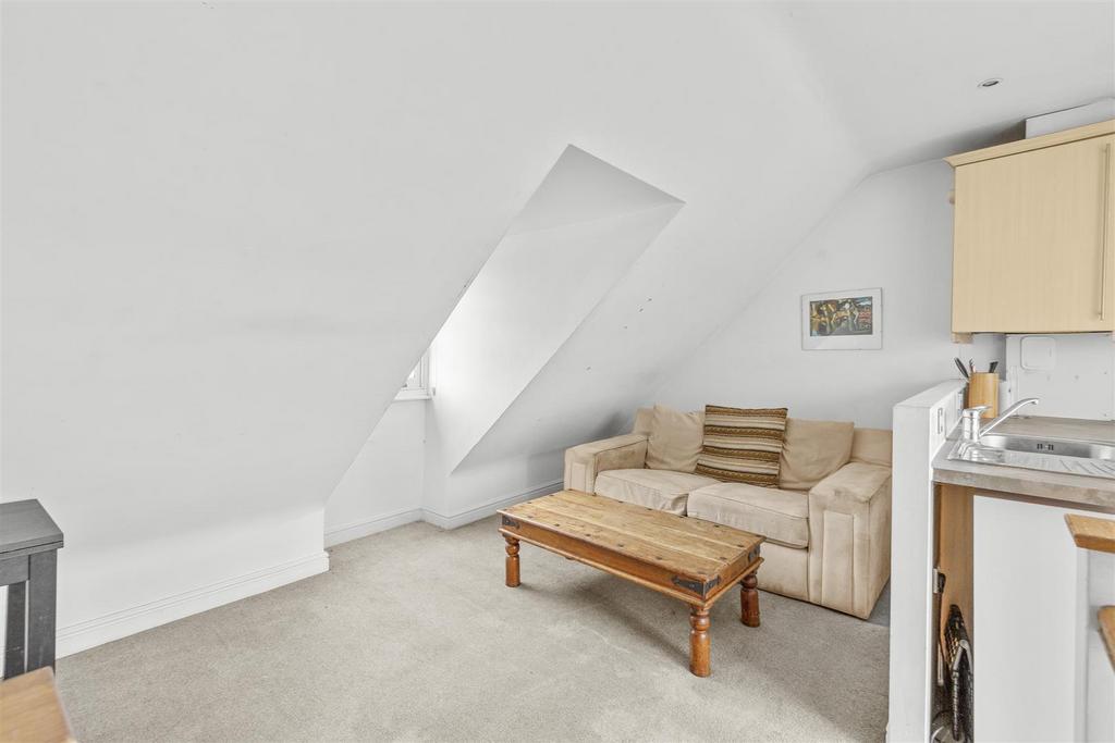6 Kings Court, Easton Street, HP11 1 NA-8.jpg