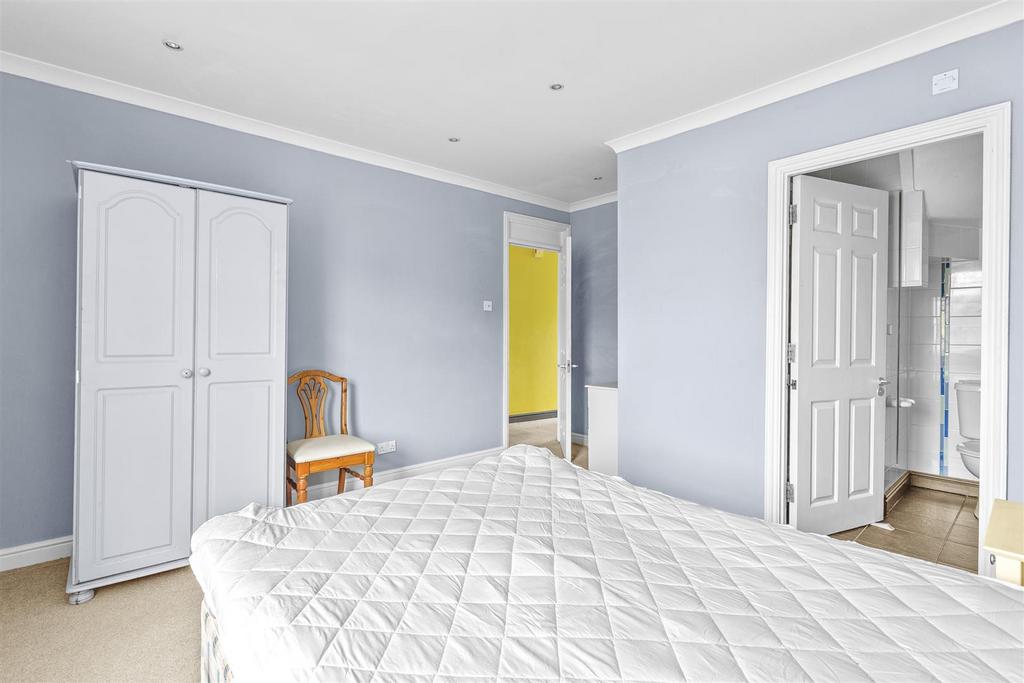6 Kings Court, Easton Street, HP11 1 NA-2.jpg