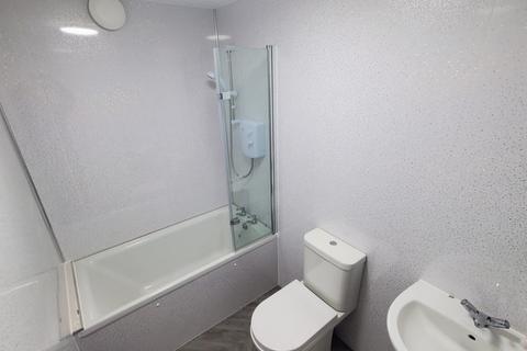 2 bedroom flat to rent, High Street, Cradley Heath B64