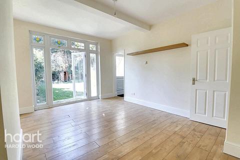 2 bedroom maisonette for sale, Avenue Road, Harold Wood