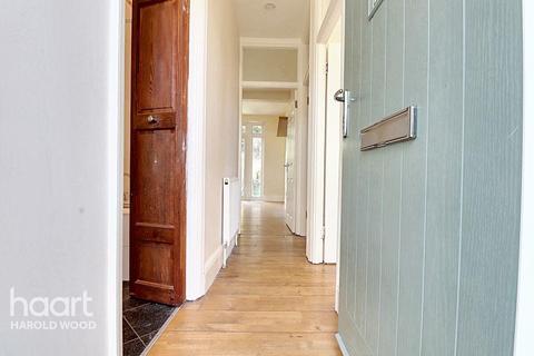 2 bedroom maisonette for sale, Avenue Road, Harold Wood