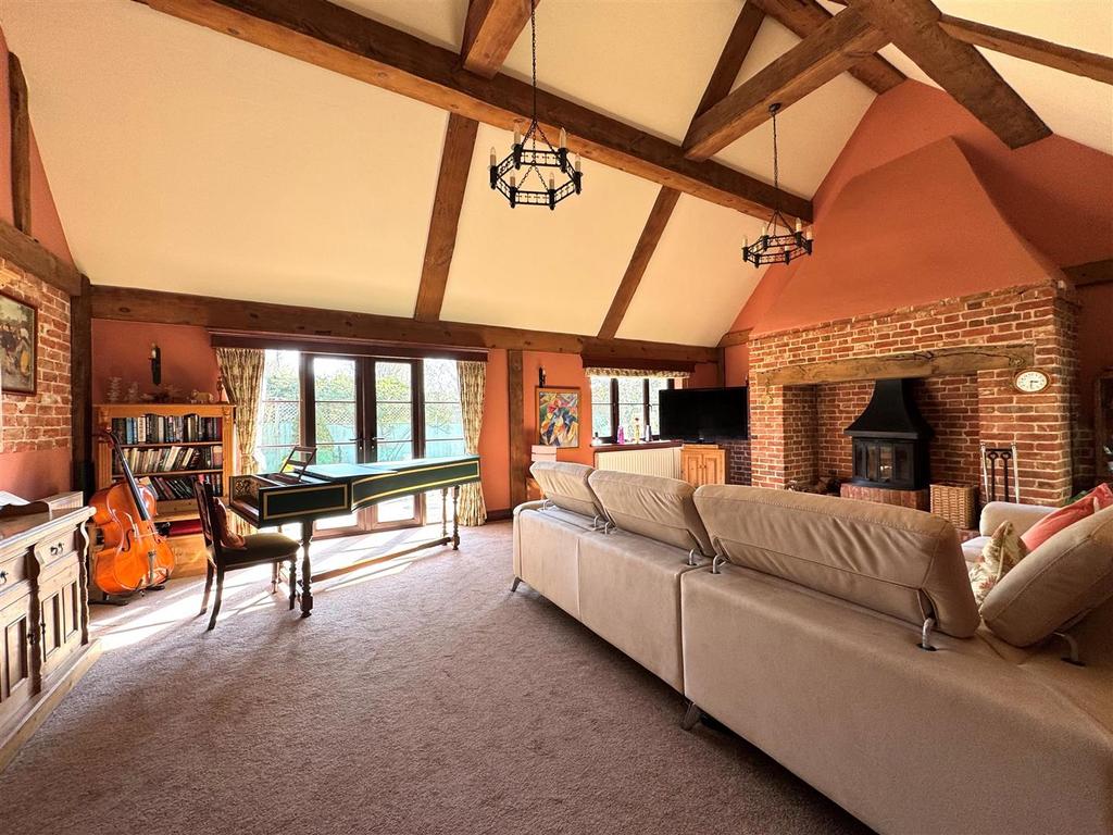 Vaulted sitting room.jpg