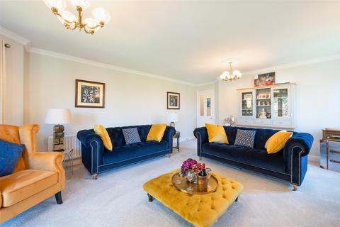 2 bedroom apartment for sale, Petersmead Close, Tadworth
