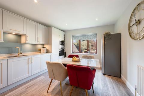 2 bedroom apartment for sale, Petersmead Close, Tadworth