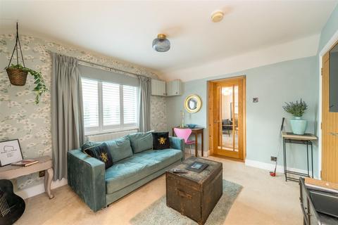 undefined, Little Bungalow, Newton
