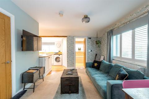 undefined, Little Bungalow, Newton