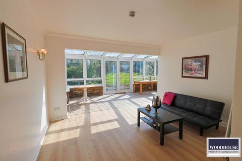 4 bedroom detached bungalow to rent, Theobalds Park Road, Enfield EN2