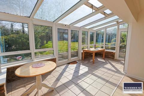 4 bedroom detached bungalow to rent, Theobalds Park Road, Enfield EN2