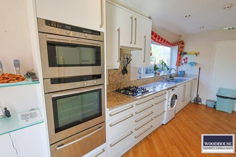 4 bedroom detached bungalow to rent, Theobalds Park Road, Enfield EN2