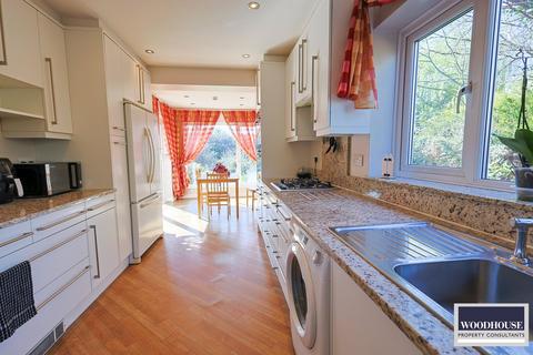 4 bedroom detached bungalow to rent, Theobalds Park Road, Enfield EN2