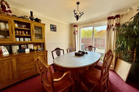 4 Briar Fields, Swindon, SN1 2QN