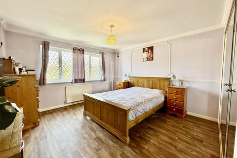 4 Briar Fields, Swindon, SN1 2QN