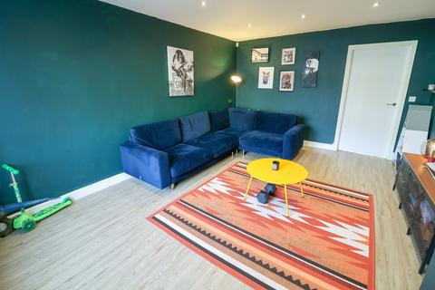 4 bedroom terraced house to rent, Park View, Glossop SK13