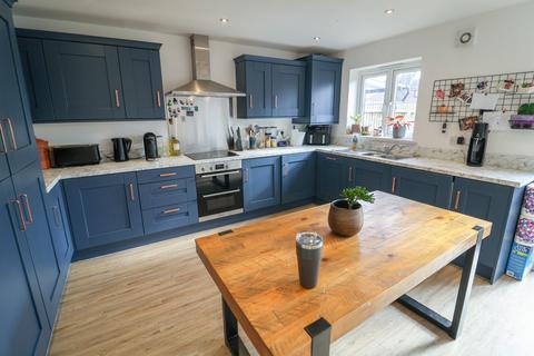 4 bedroom terraced house to rent, Park View, Glossop SK13