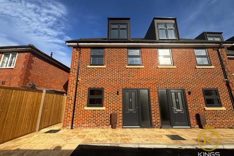 3 bedroom end of terrace house to rent, Carpenter Close, Southsea