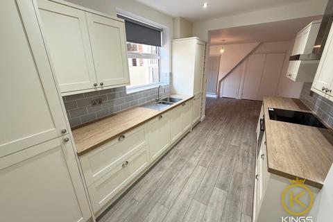 3 bedroom terraced house to rent, Alverstone Road