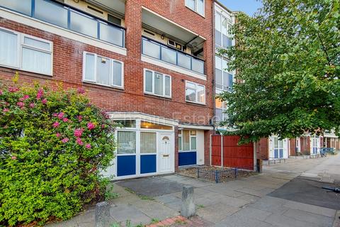 4 bedroom maisonette to rent, Cooks Road, London SE17