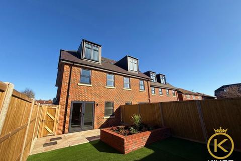 3 bedroom semi-detached house to rent, Carpenter Close, Southsea