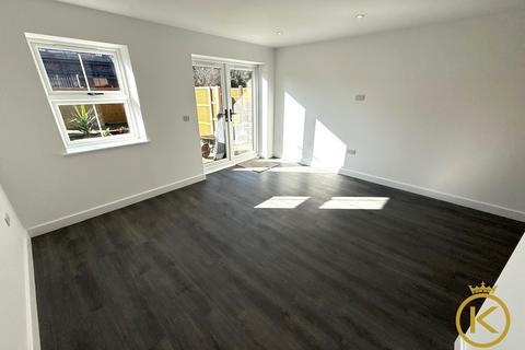 3 bedroom semi-detached house to rent, Carpenter Close, Southsea