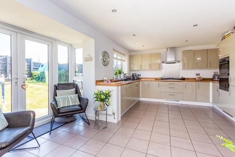 4 bedroom detached house for sale, Willmott Road, Rushden NN10