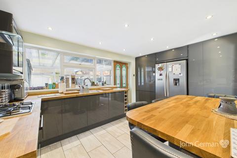 10 Shipton Drive, Uttoxeter, ST14 7NJ