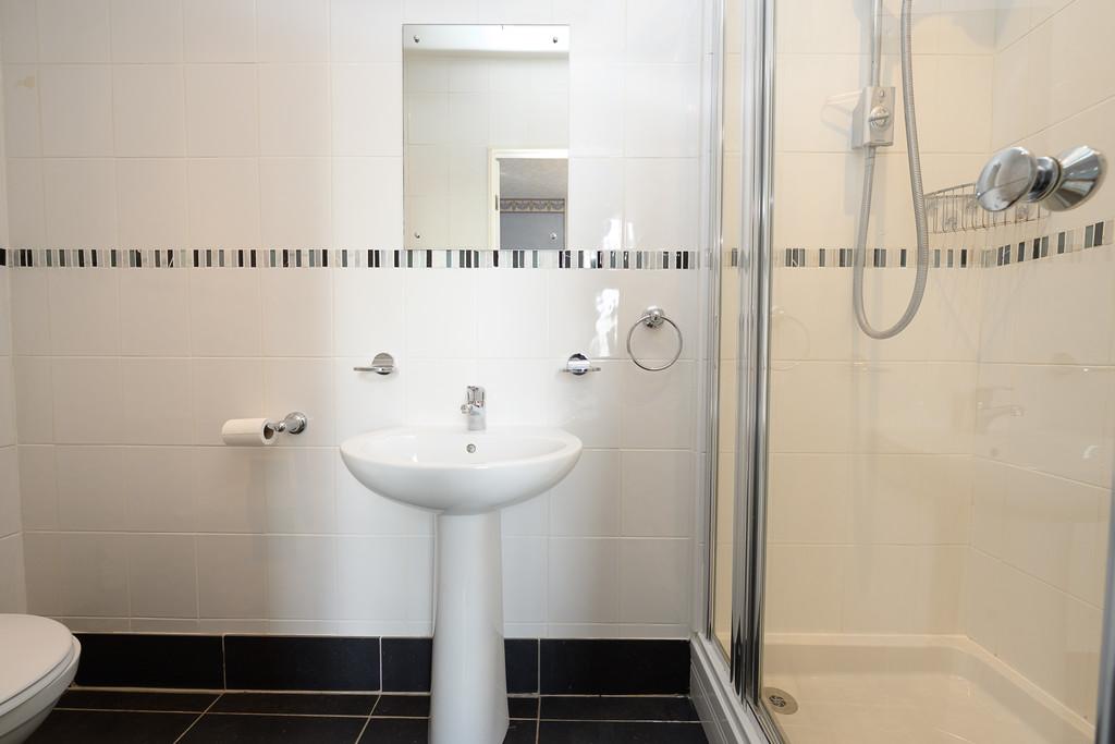 The blue bedroom's en-suite shower room