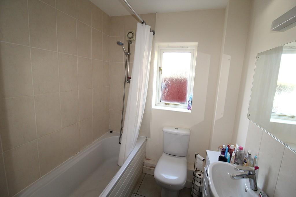 Flat 1 Bathroom