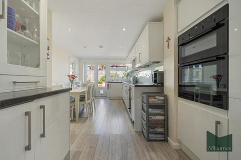 2 bedroom detached bungalow for sale, The Spinney, Potters Bar