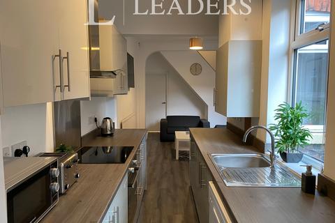 4 bedroom terraced house to rent, Guildford Street; Shelton; ST4