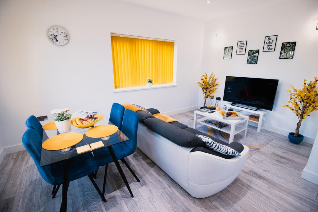2 bed GF Apartment with Parking