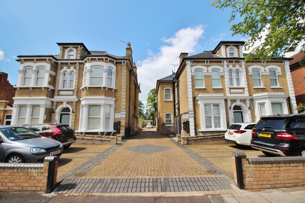 3 Double Bed, 3 Bath Flat with Patio