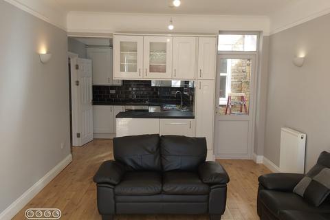 3 bedroom flat to rent, Palmerston Road, Wood Green N22 8QX