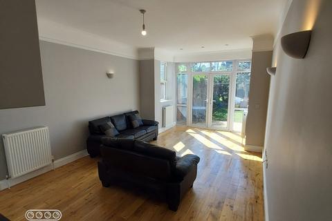 3 bedroom flat to rent, Palmerston Road, Wood Green N22 8QX