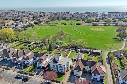 32 Greenways, Southend-on-sea, SS1 3BS