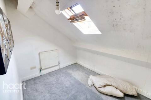 4 bedroom semi-detached house for sale, Huntingdon Road, Leicester