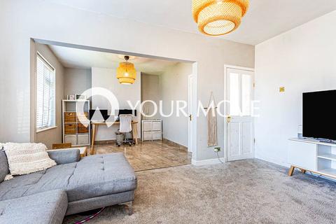 3 bedroom semi-detached house to rent, Green Avenue, Manchester M27
