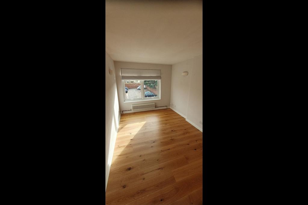 Bright and spacious double bedroom featuring be...