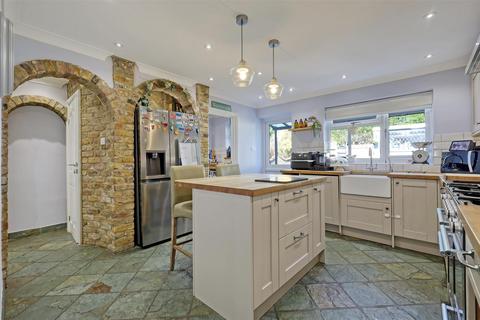 87 Parkfields, Roydon, Harlow, CM19 5JA