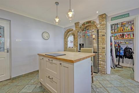 87 Parkfields, Roydon, Harlow, CM19 5JA