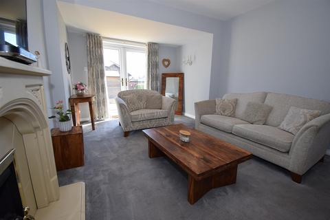 4 bedroom semi-detached house for sale, York Avenue, Jarrow