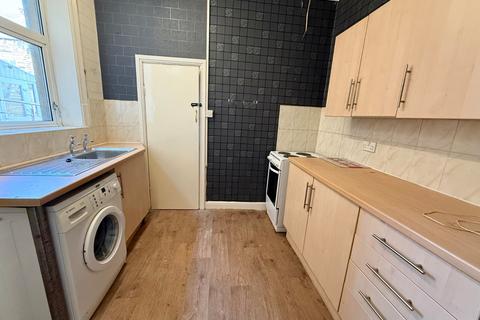 2 bedroom terraced house to rent, Fell Lane, Keighley, West Yorkshire, BD22
