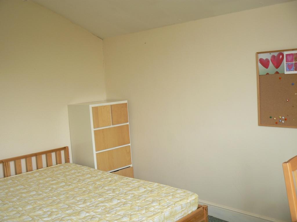 This cozy double bedroom features a spacious la...